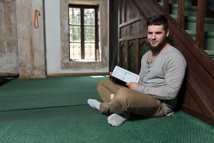 Foto hombre musulmán adulto está leyendo el corán en la mezquita