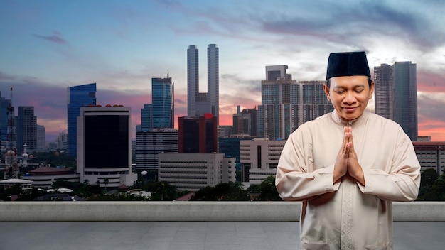 Hombre musulmán asiático con gesto de saludo