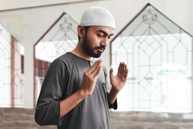 Hombre musulmán asiático religioso orando