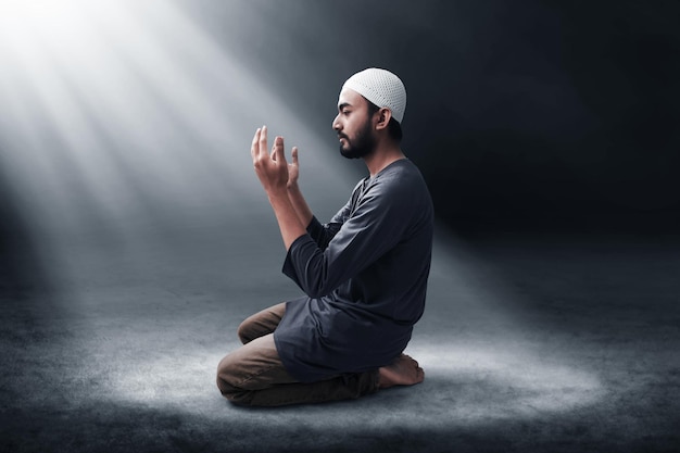 Hombre musulmán asiático religioso orando