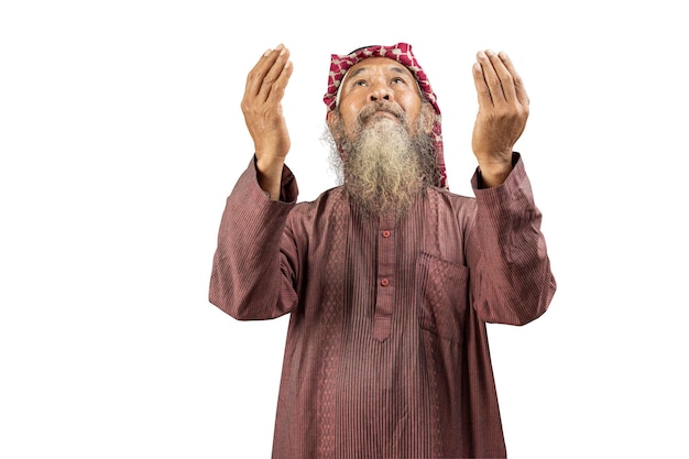 Hombre musulmán con barba usando keffiyeh con agal en oración mientras levanta las manos