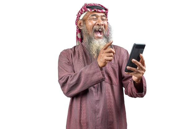 Hombre musulmán con barba usando keffiyeh con agal usando teléfono móvil