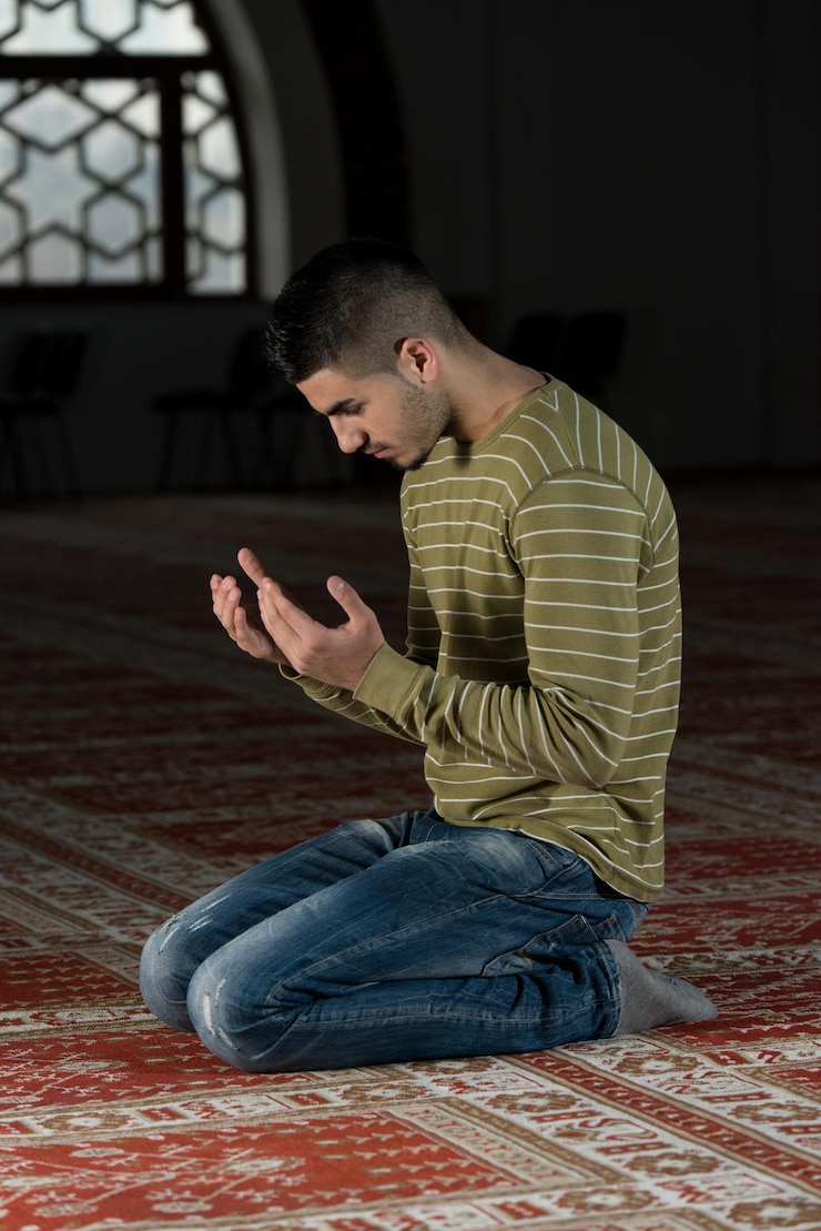 Foto hombre musulmán está rezando en la mezquita