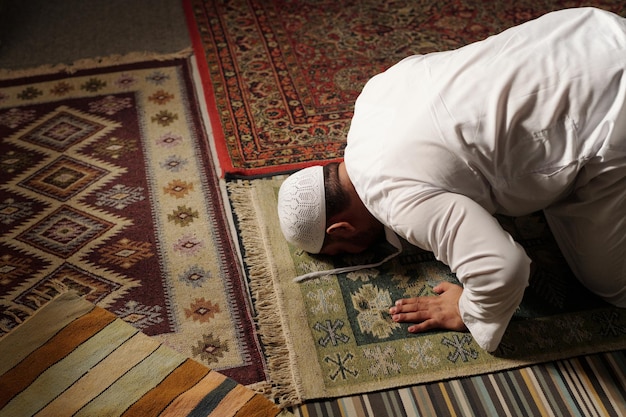 Hombre musulmán maduro haciendo sujud durante el namaz