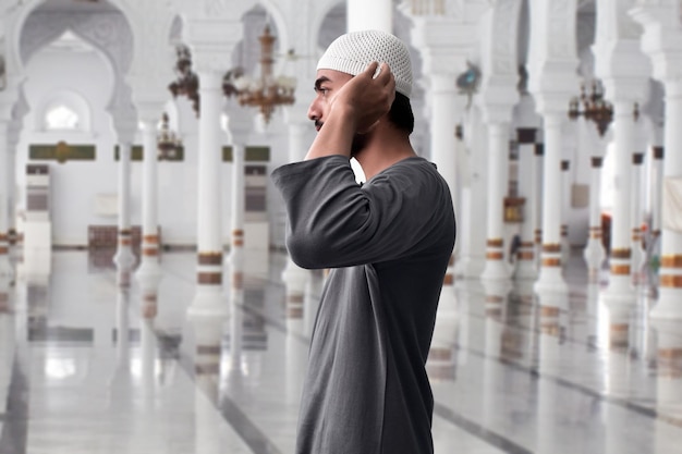 Foto hombre musulmán orando