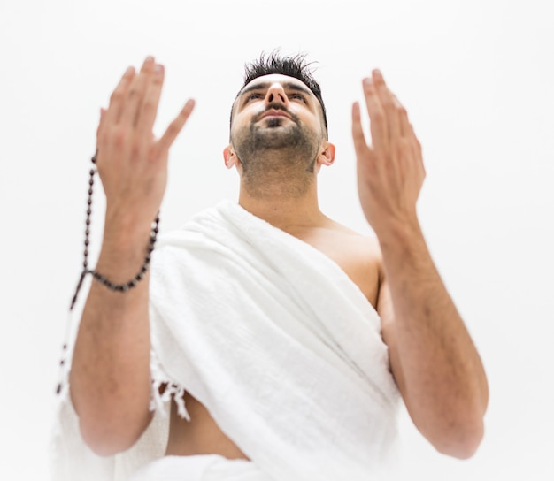 Hombre musulmán posando listo para el Hayy visitando Kaaba en La Meca