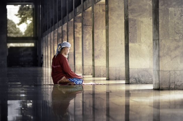 Foto hombre musulmán religioso orando