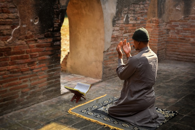 Hombre musulmán rezando en una antigua mezquita en Phra Nakhon Si, provincia de Ayutthaya, Tailandia, musulmanes asiáticos