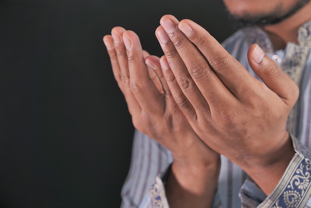 Hombre musulmán rezando durante el ramadán, cerrar