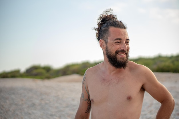 Hombre musulmán sonriendo sin camisa