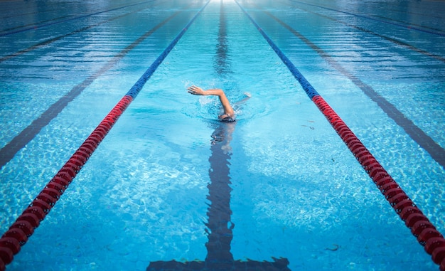 un hombre nadando en el carril de la piscina