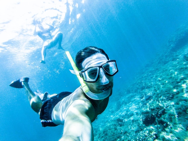 Hombre nadando en el mar