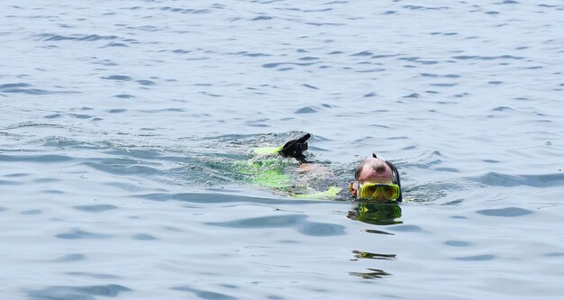 Foto hombre nadando en el mar