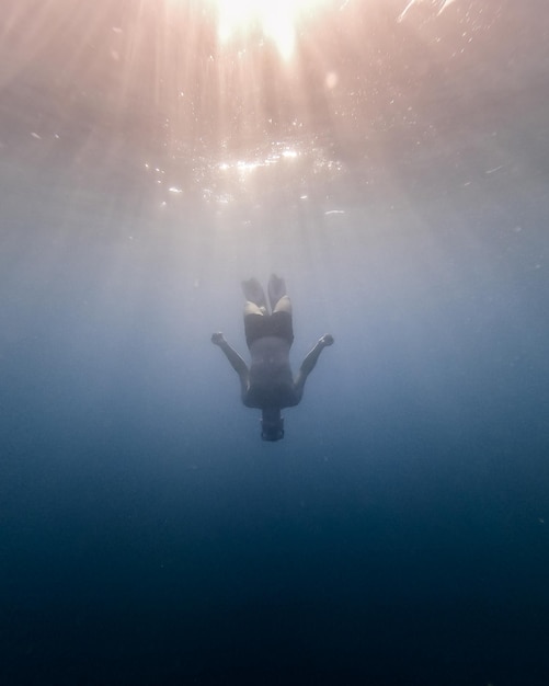 Foto hombre nadando bajo el mar