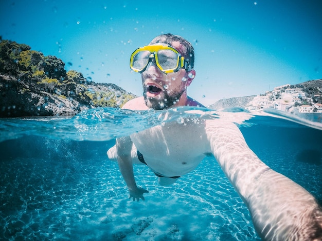 Foto hombre nadando en el mar