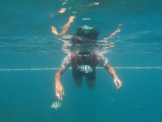 Hombre nadando en el mar