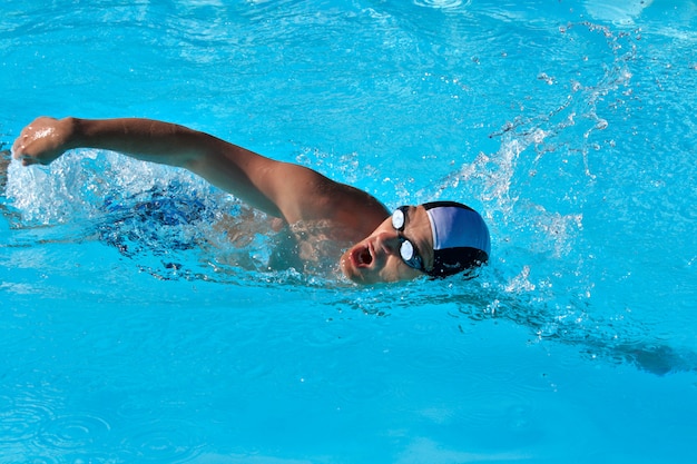 Hombre de natación