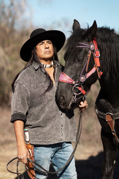 Foto hombre nativo americano con su caballo
