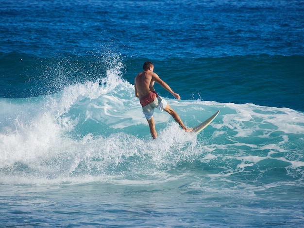 Hombre navegando en la ola en el océano Atlántico.