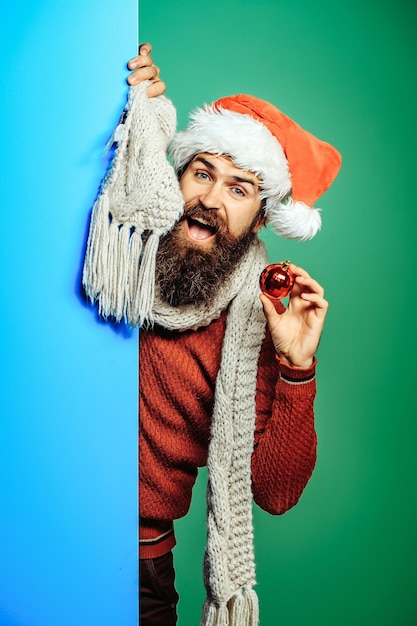 Hombre de Navidad con bola decorativa