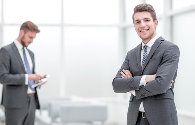 Hombre de negocios acertado en el fondo de la oficina