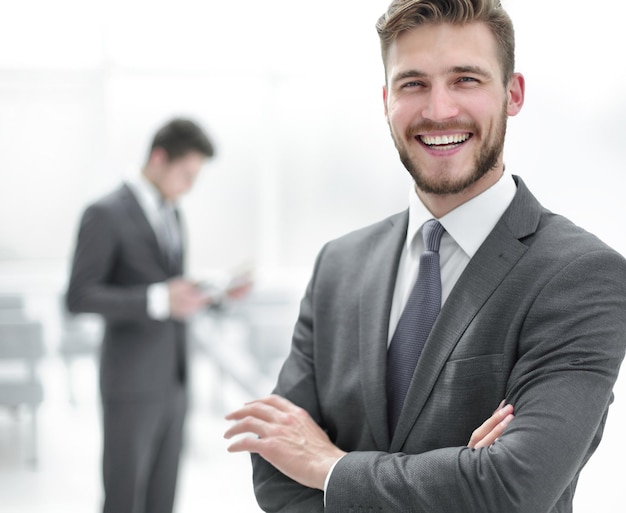 Hombre de negocios acertado en el fondo de la oficina