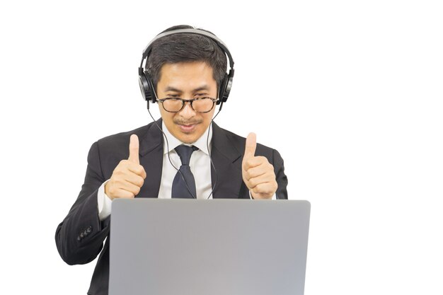 Hombre de negocios acertado con golpes mientras que videoconferencia trabaja del concepto casero.