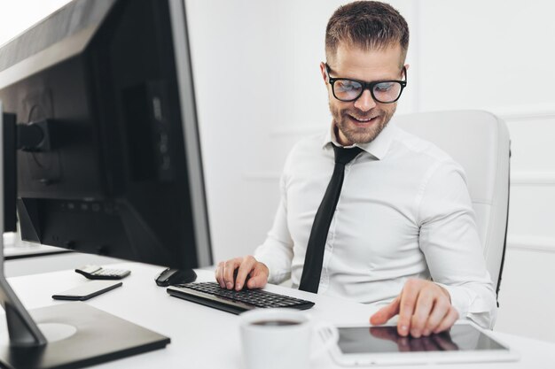 Foto hombre de negocios acertado que trabaja en su oficina