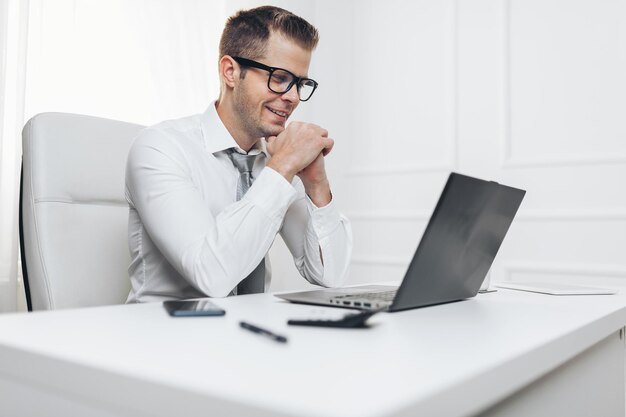 Foto hombre de negocios acertado que trabaja en su oficina