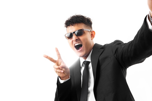 Un hombre de negocios adulto hispano tomando una selfie sobre un fondo blanco