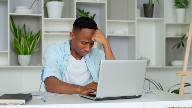 Hombre de negocios africano aburrido deprimido cansado frustrado por el fracaso empresarial