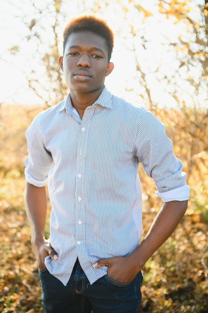 Hombre de negocios africano en camisa blanca