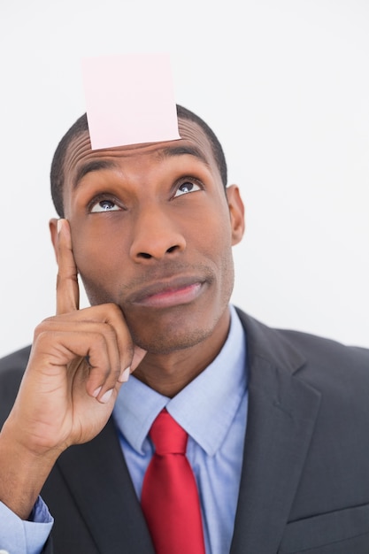 Hombre de negocios afro con nota en blanco en la frente