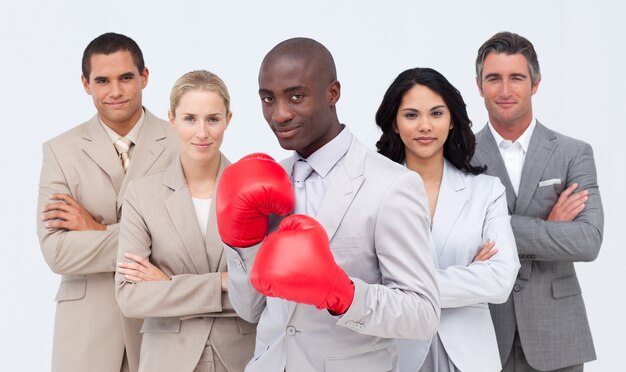 Hombre de negocios afroamericano de boxeo y liderando a su equipo