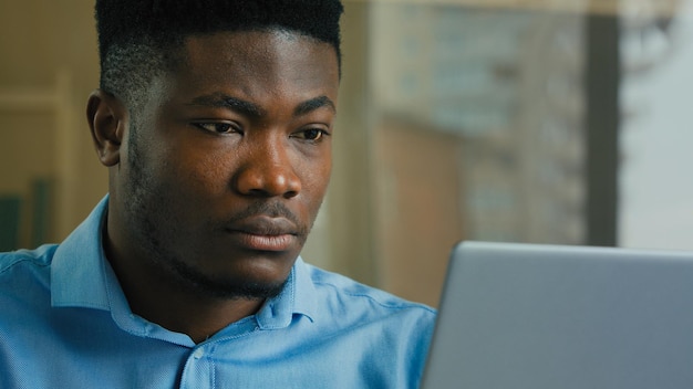 hombre de negocios afroamericano empleado gerente profesional trabajando en una computadora portátil desde casa