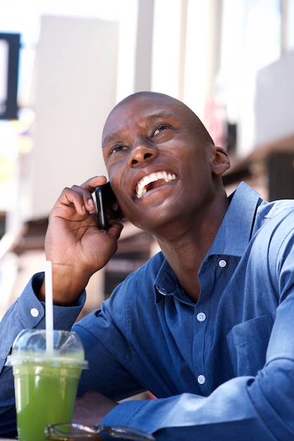 Hombre de negocios afroamericano hablando por teléfono móvil