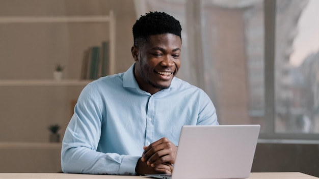 Hombre de negocios afroamericano joven trabajador profesional educador maestro milenario chico sonriente hablar