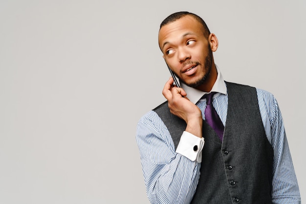 Hombre de negocios afroamericano profesional hablando por teléfono celular móvil