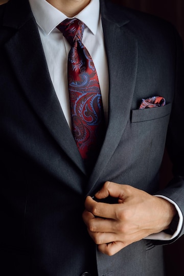 Hombre de negocios ajustando su traje de hombre de el hombre mano en el traje de algodón | Foto Premium