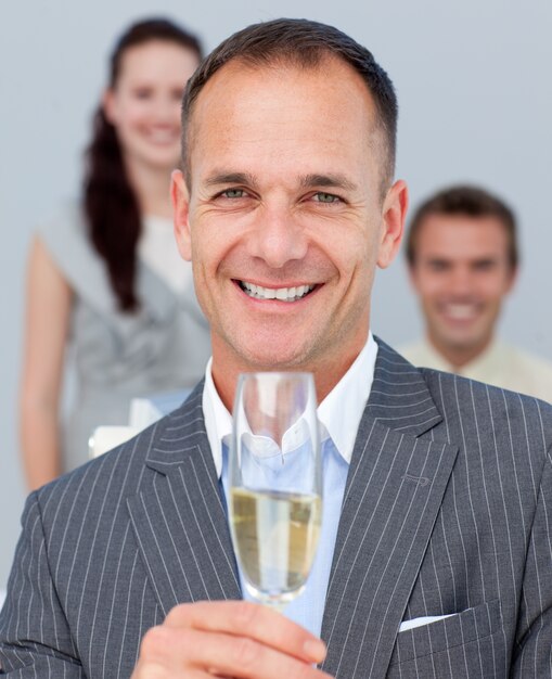 Hombre de negocios alegre brindando con Champagne