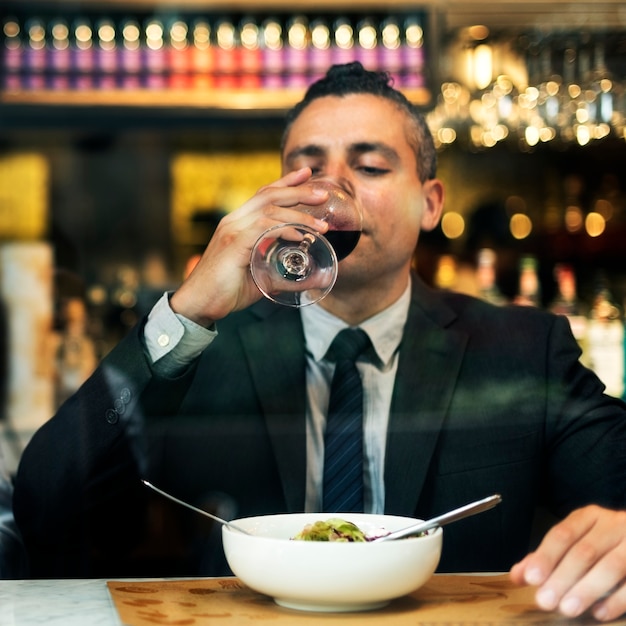 Hombre de negocios almorzando