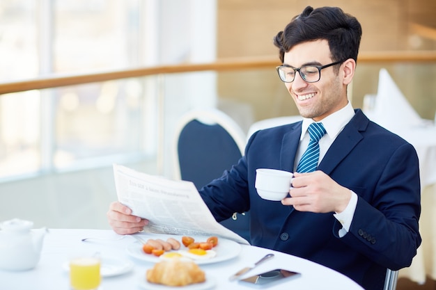 Hombre de negocios en el almuerzo