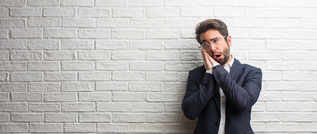 Hombre de negocios amigable joven cansado y con mucho sueño.