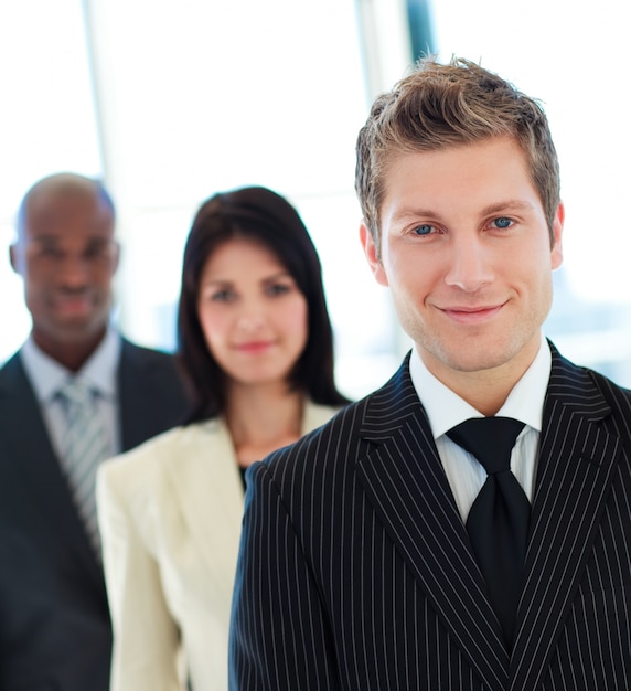 Hombre de negocios amistoso delante de su equipo