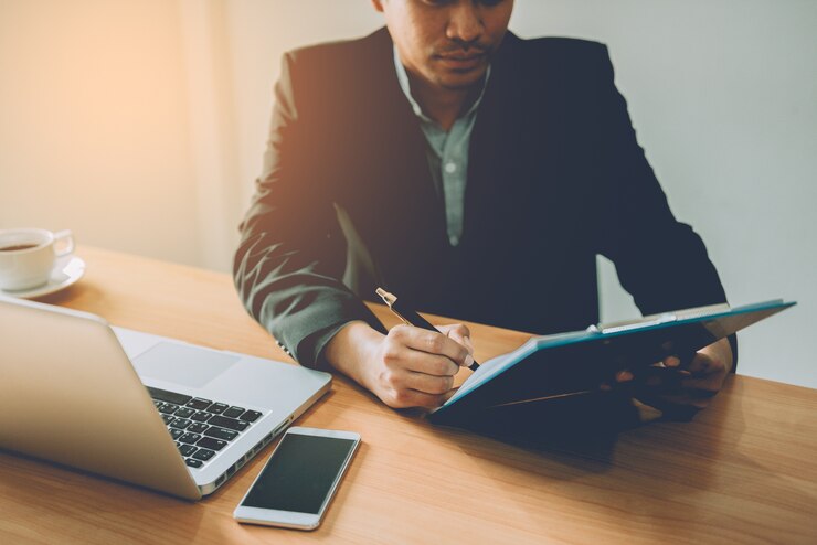 El hombre de negocios analiza datos del mercado en cartas.