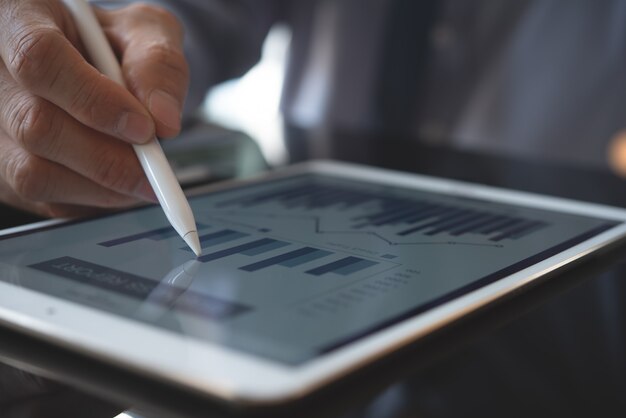 Foto hombre de negocios analizando informe comercial en tableta digital