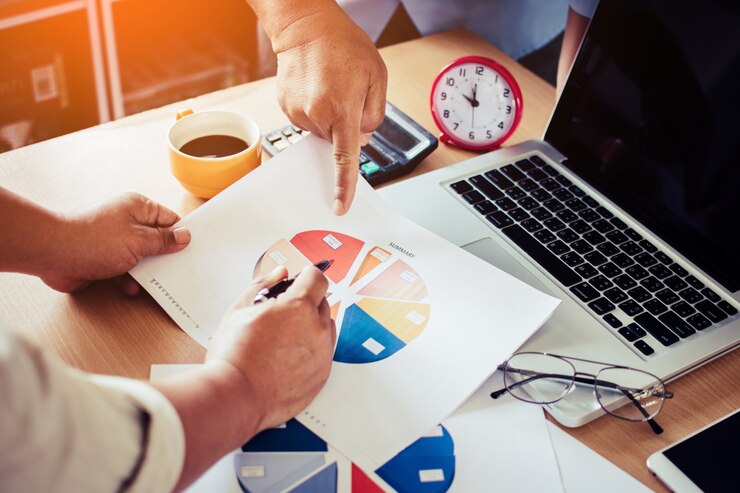 hombre de negocios apunta a resultados financieros líder