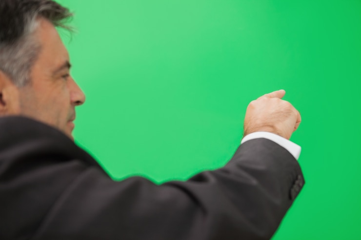 Foto hombre de negocios apuntando para copiar el espacio