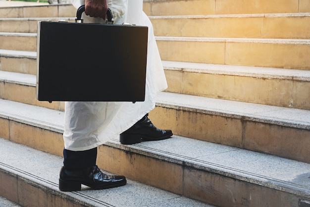 Hombre de negocios árabe sosteniendo la bolsa con éxito