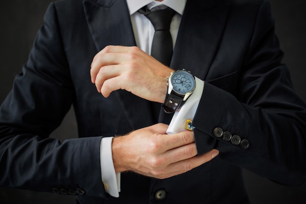Hombre de negocios arreglando su traje